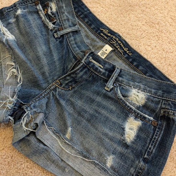 Abercrombie & Fitch Distressed Jean Short - Picture 2 of 7